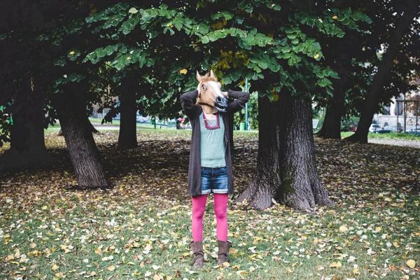 Paard masker vrouw in het park — Stockfoto