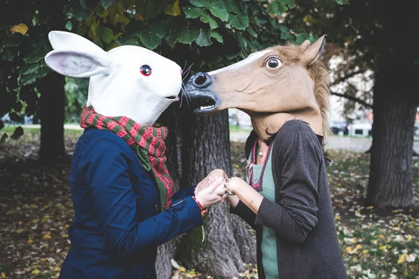 Koń i królik kobiet maski w parku — Zdjęcie stockowe