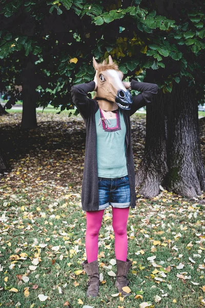 Masque de cheval femme dans le parc — Photo