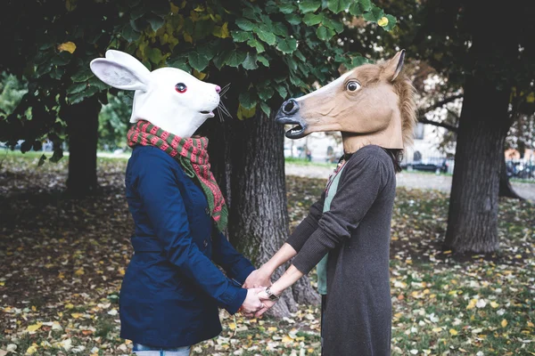 Koně a králík maska ženy v parku — Stock fotografie