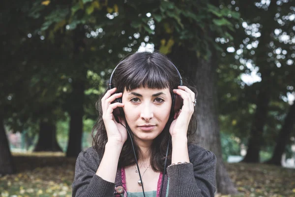 Młoda kobieta piękna słuchając muzyki jesień — Zdjęcie stockowe