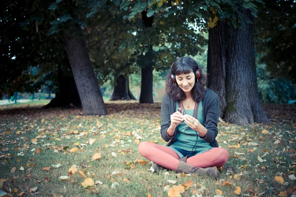 Junge schöne Frau hört Musik Herbst — Stockfoto