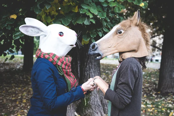 Caballo y conejo máscaras mujeres en el parque — Foto de Stock