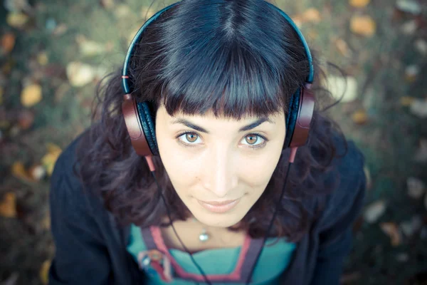 Jonge mooie vrouw luisteren naar muziek herfst — Stockfoto