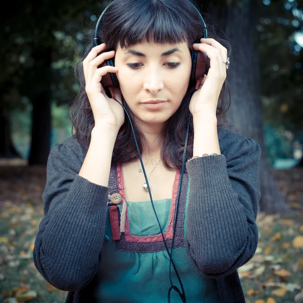 Junge schöne Frau hört Musik Herbst — Stockfoto