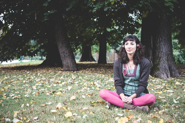 Giovane bella donna ascoltando musica autunno — Foto Stock