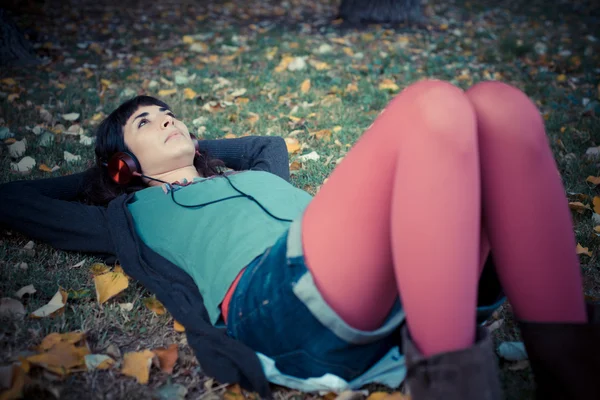 Ung vacker kvinna lyssna musik hösten — Stockfoto