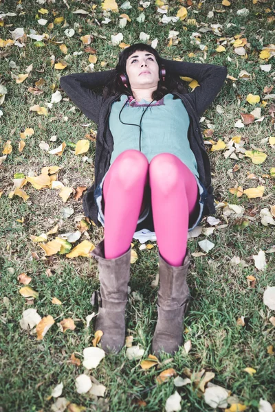 Jovem bela mulher ouvindo música outono — Fotografia de Stock