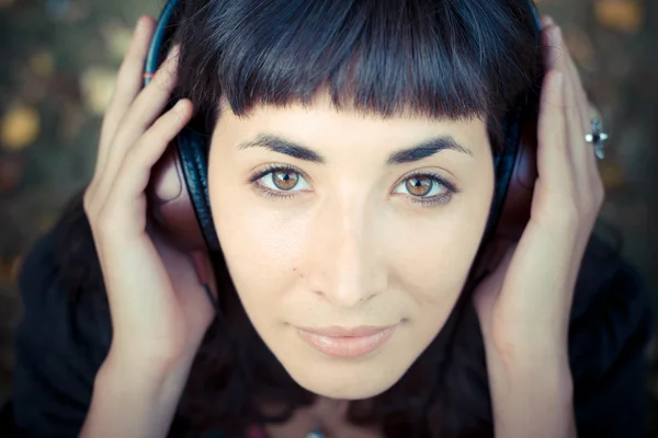 Jonge mooie vrouw luisteren naar muziek herfst — Stockfoto