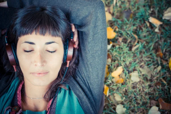 Jonge mooie vrouw luisteren naar muziek herfst — Stockfoto