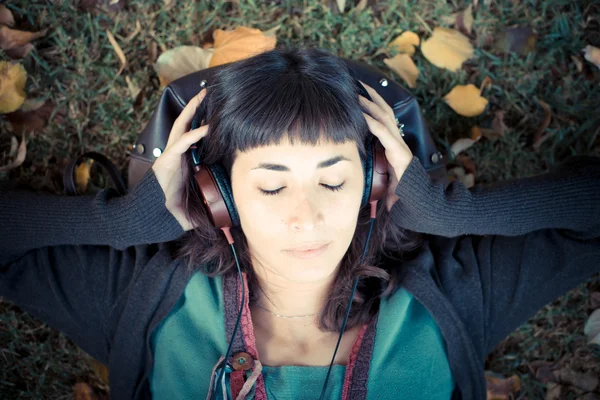 Young beautiful woman listening to music autumn — Stock Photo, Image