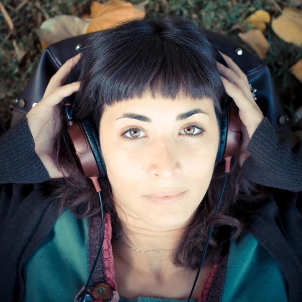 Jovem bela mulher ouvindo música outono — Fotografia de Stock