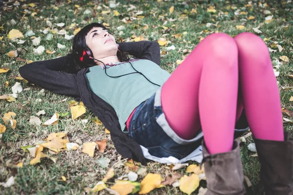 Jeune belle femme écouter de la musique automne — Photo