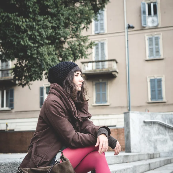 Belle jeune femme dans la ville automne — Photo