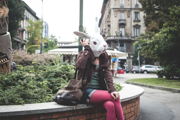 Konijn hoofd vrouw — Stockfoto