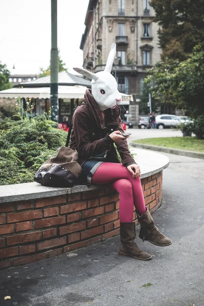 Konijn hoofd vrouw — Stockfoto