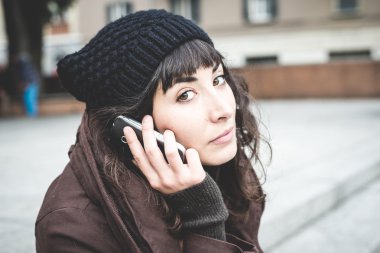 Telefondaki güzel genç bayan.