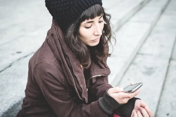 Piękna młoda kobieta przy telefonie. — Zdjęcie stockowe