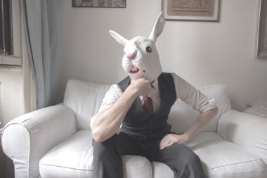 tavşan maskesi adam kanepede oturuyor