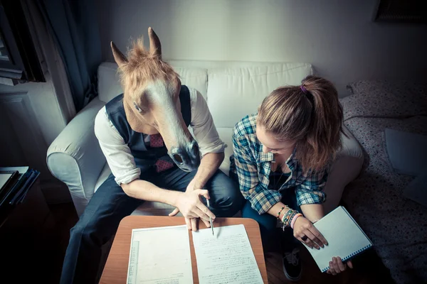 Cavalo máscara homem e mulher trabalhando — Fotografia de Stock