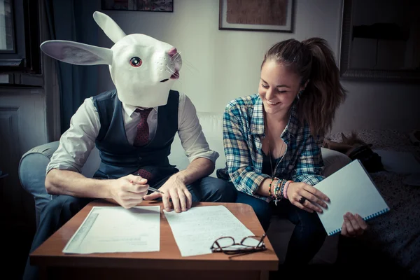 Homem máscara de coelho e mulher trabalhando — Fotografia de Stock