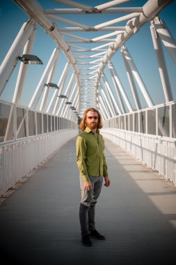 uzun kızıl saçları ve sakalı yaşam tarzı ile şık, yenilikçi model