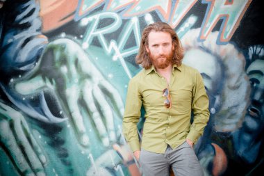 uzun kızıl saçları ve sakalı yaşam tarzı ile şık, yenilikçi model