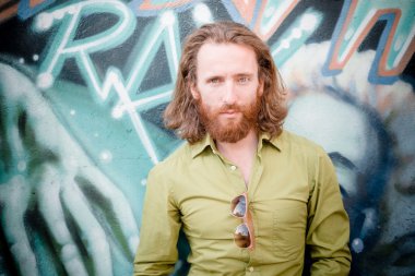 uzun kızıl saçları ve sakalı yaşam tarzı ile şık, yenilikçi model