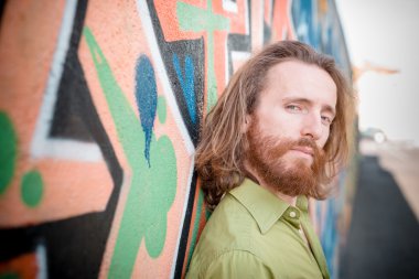 uzun kızıl saçları ve sakalı yaşam tarzı ile şık, yenilikçi model