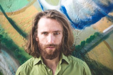 uzun kızıl saçları ve sakalı yaşam tarzı ile şık, yenilikçi model