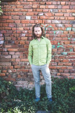 uzun kızıl saçları ve sakalı yaşam tarzı ile şık, yenilikçi model