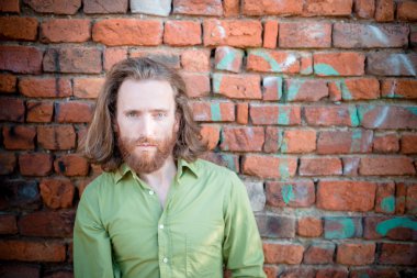 uzun kızıl saçları ve sakalı yaşam tarzı ile şık, yenilikçi model