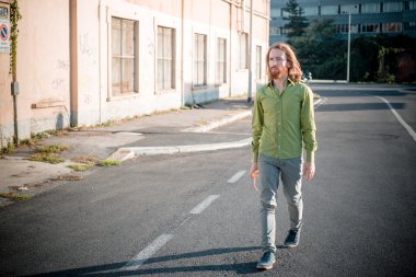 uzun kızıl saçları ve sakalı yaşam tarzı ile şık, yenilikçi model