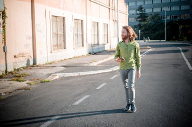 uzun kızıl saçları ve sakalı yaşam tarzı ile şık, yenilikçi model