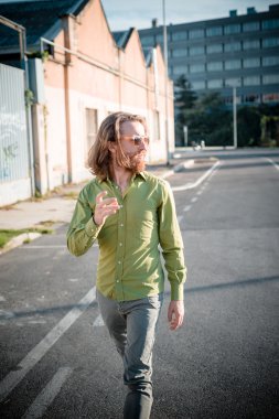 uzun kızıl saçları ve sakalı yaşam tarzı ile şık, yenilikçi model