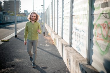 uzun kızıl saçları ve sakalı yaşam tarzı ile şık, yenilikçi model