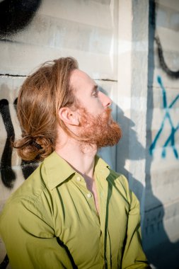 uzun kızıl saçları ve sakalı yaşam tarzı ile şık, yenilikçi model