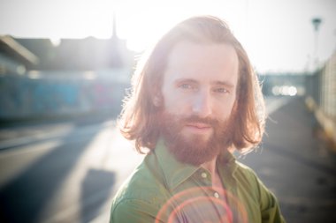 uzun kızıl saçları ve sakalı yaşam tarzı ile şık, yenilikçi model