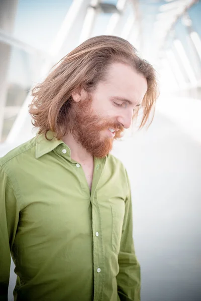 Elegante modello hipster con lunghi capelli rossi e stile di vita barba — Foto Stock