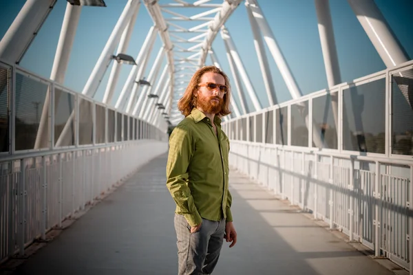 Elegante modello hipster con lunghi capelli rossi e stile di vita barba — Foto Stock