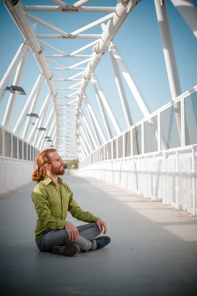 Eleganta hipster modell med långa röda hår och skägg livsstil — Stockfoto