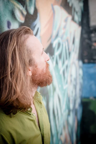 Modelo hipster elegante com longo cabelo vermelho e estilo de vida barba — Fotografia de Stock