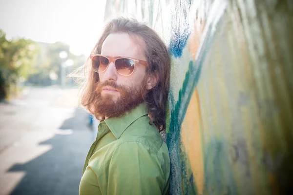 Modelo hipster elegante com longo cabelo vermelho e estilo de vida barba — Fotografia de Stock