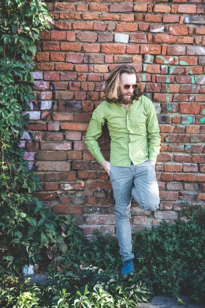 Modelo hipster elegante com longo cabelo vermelho e estilo de vida barba — Fotografia de Stock