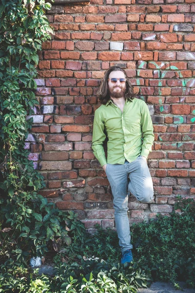 Elegante modello hipster con lunghi capelli rossi e stile di vita barba — Foto Stock