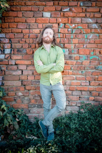 Modelo hipster elegante com longo cabelo vermelho e estilo de vida barba — Fotografia de Stock