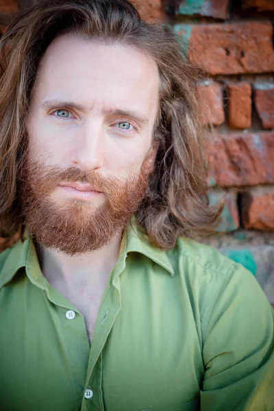Стильная модель хипстера с длинными рыжими волосами и образом жизни бороды — стоковое фото