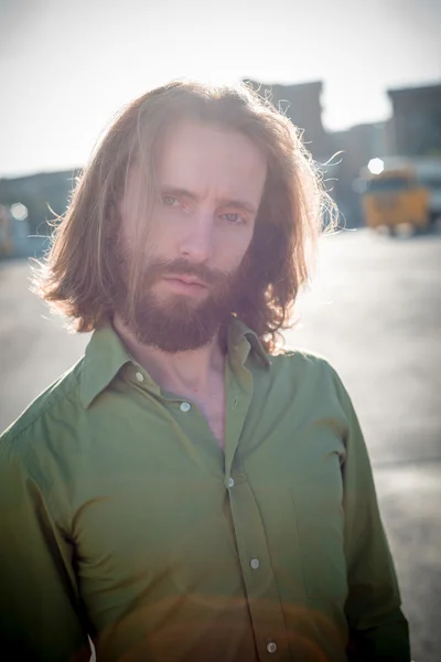 Modelo hipster elegante com longo cabelo vermelho e estilo de vida barba — Fotografia de Stock