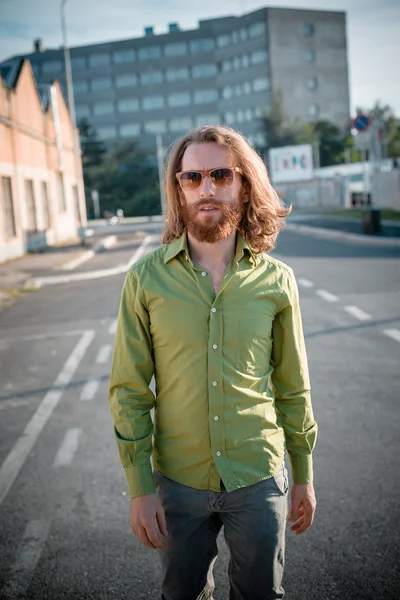 Modelo hipster con estilo de pelo largo rojo y estilo de vida barba — Foto de Stock