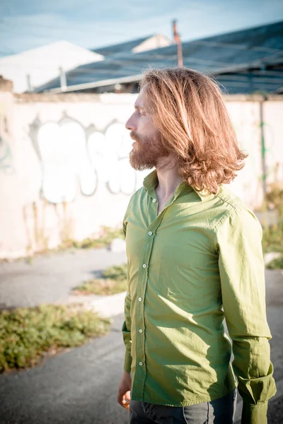 Elegante modello hipster con lunghi capelli rossi e stile di vita barba — Foto Stock